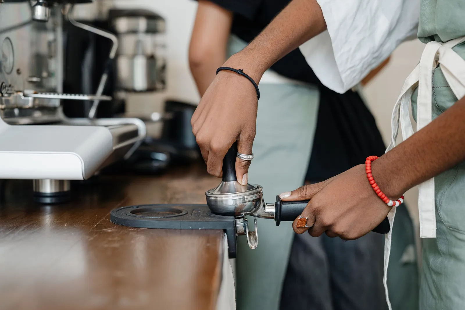 Barista che prepara un espresso