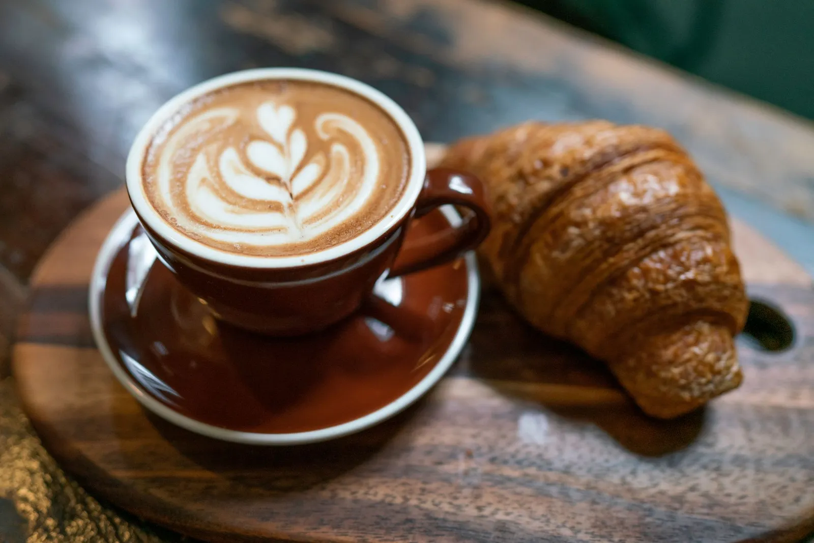 Cappuccino e brioche sul bancone del bar